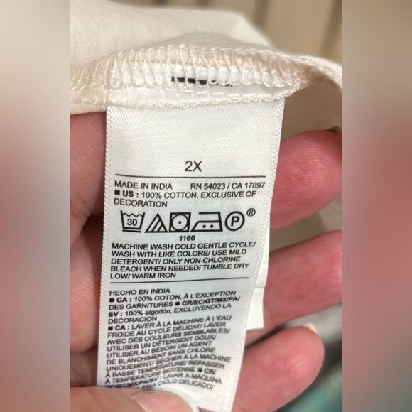 Old Navy Split Neck Eyelet Sleeve Top NWOT - Picture 12 of 12